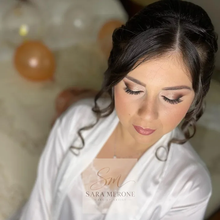Sposa con un trucco luminoso e naturale prima della cerimonia
