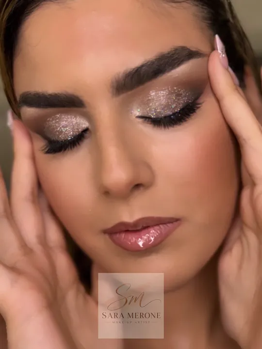 Make-up soft glam con sfumature degli occhi e labbra naturali
