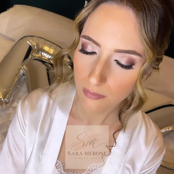 Ritratto della sposa con ombretto delicato e trucco luminoso