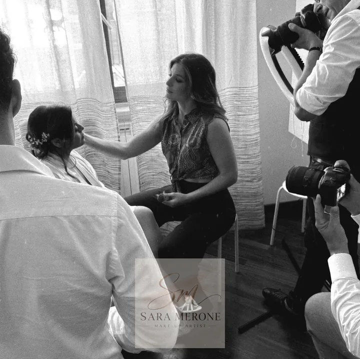 Backstage della preparazione sposa durante uno shooting fotografico