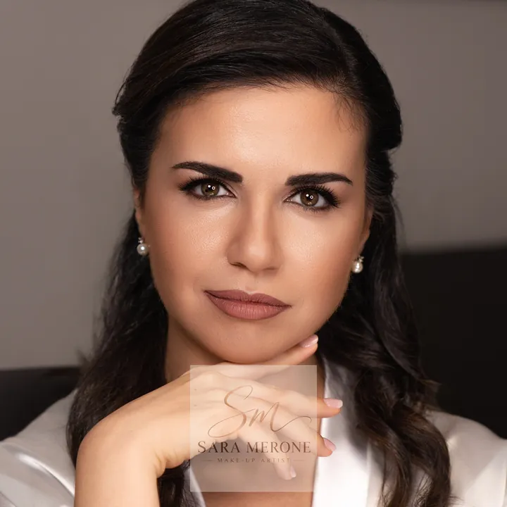 Ritratto beauty con make-up professionale e pelle luminosa