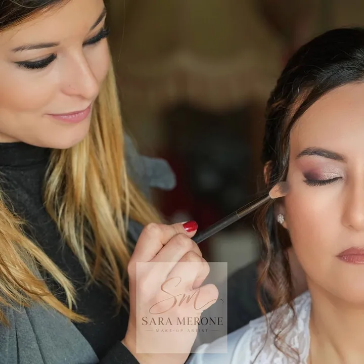 Backstage del trucco realizzato da Sara Merone con un pennello
