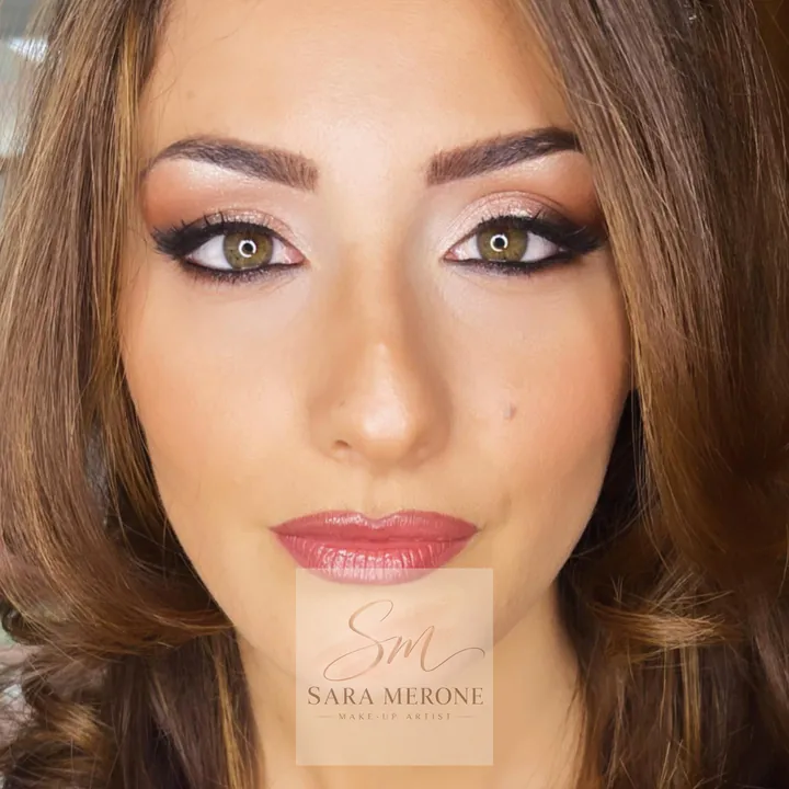Ritratto con trucco correttivo occhi e incarnato luminoso