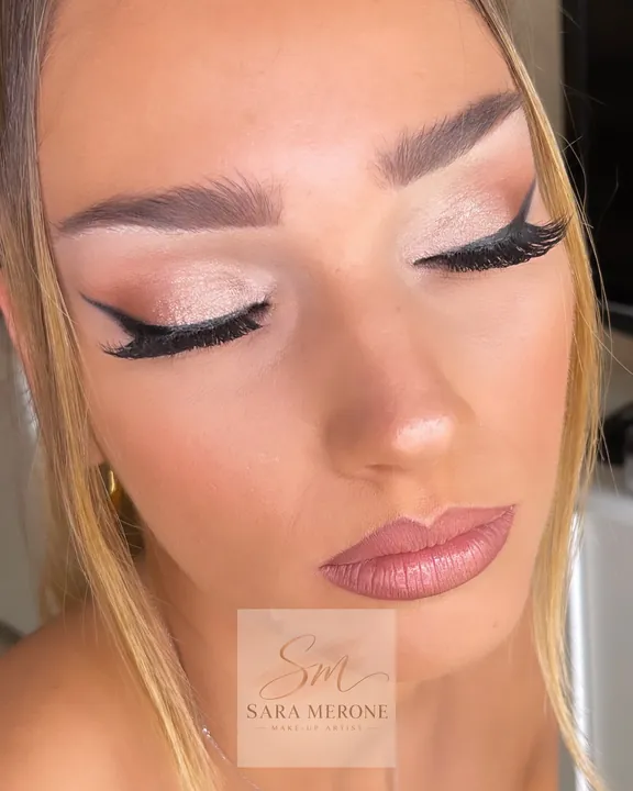 Primo piano del trucco occhi naturale e sfumato