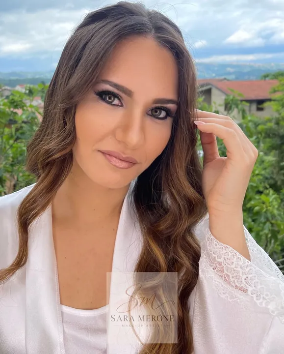 Sposa con trucco soft glam durante i preparativi all’aperto