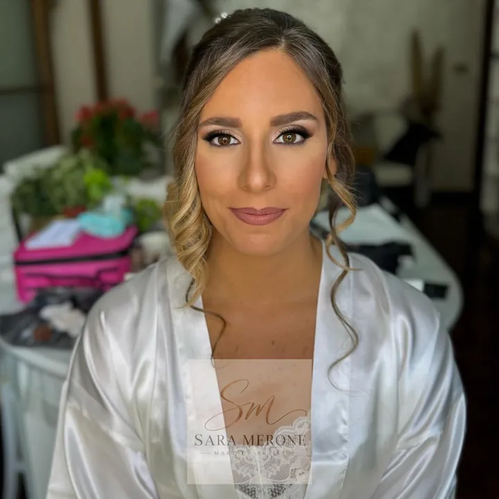 Sposa pronta con make-up elegante e luminoso