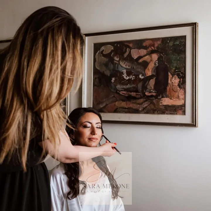 Sara Merone al lavoro nel backstage della preparazione sposa