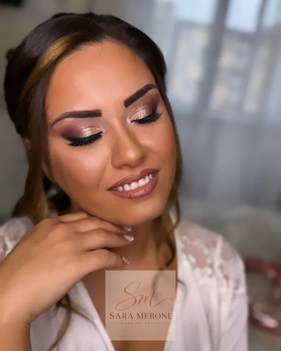 Look bridal luminoso con occhi sfumati e labbra naturali