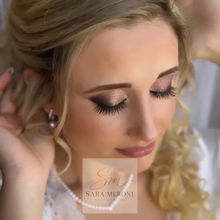 Primo piano di una sposa con trucco romantico