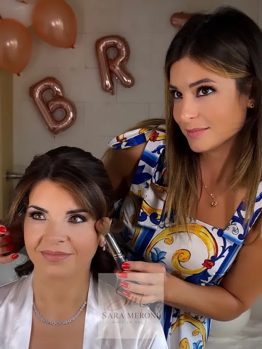 Sara Merone lavora al make-up prima di un evento speciale