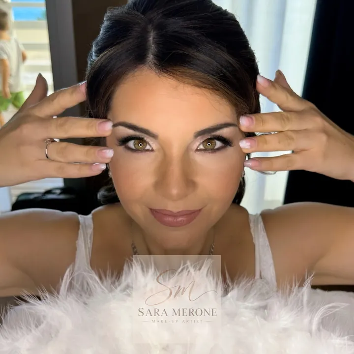 Make-up della sposa con mani che incorniciano il viso