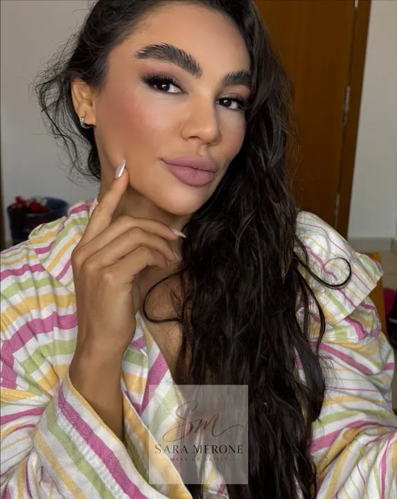 Look beauty con incarnato luminoso e occhi valorizzati