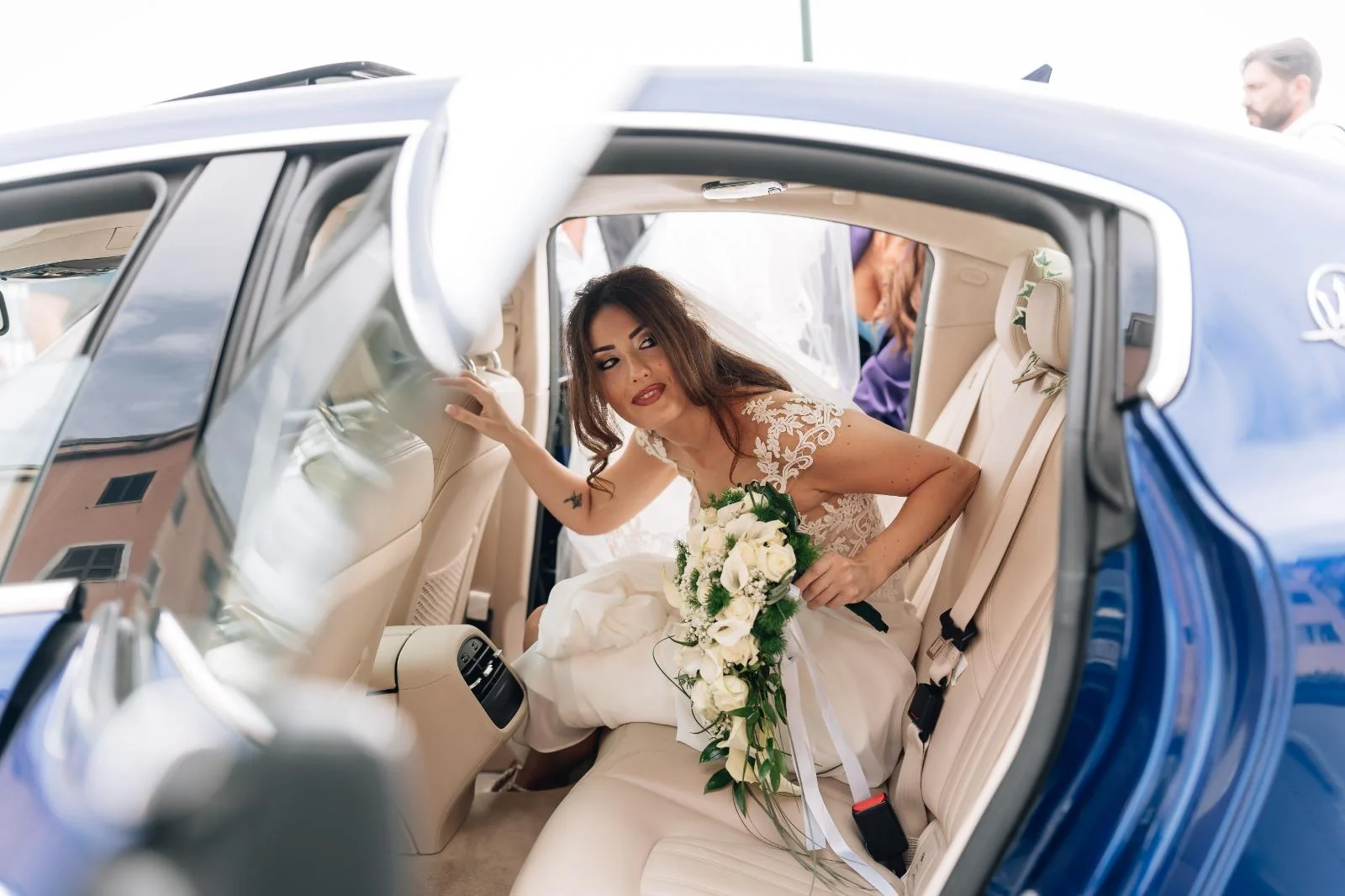 Sposa in auto dopo la cerimonia
