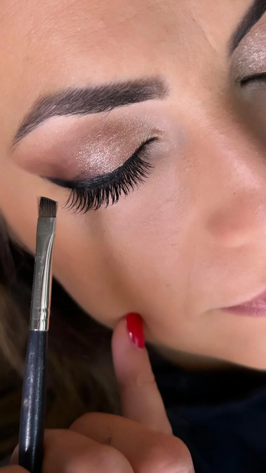 Dettaglio dell'applicazione del make-up occhi