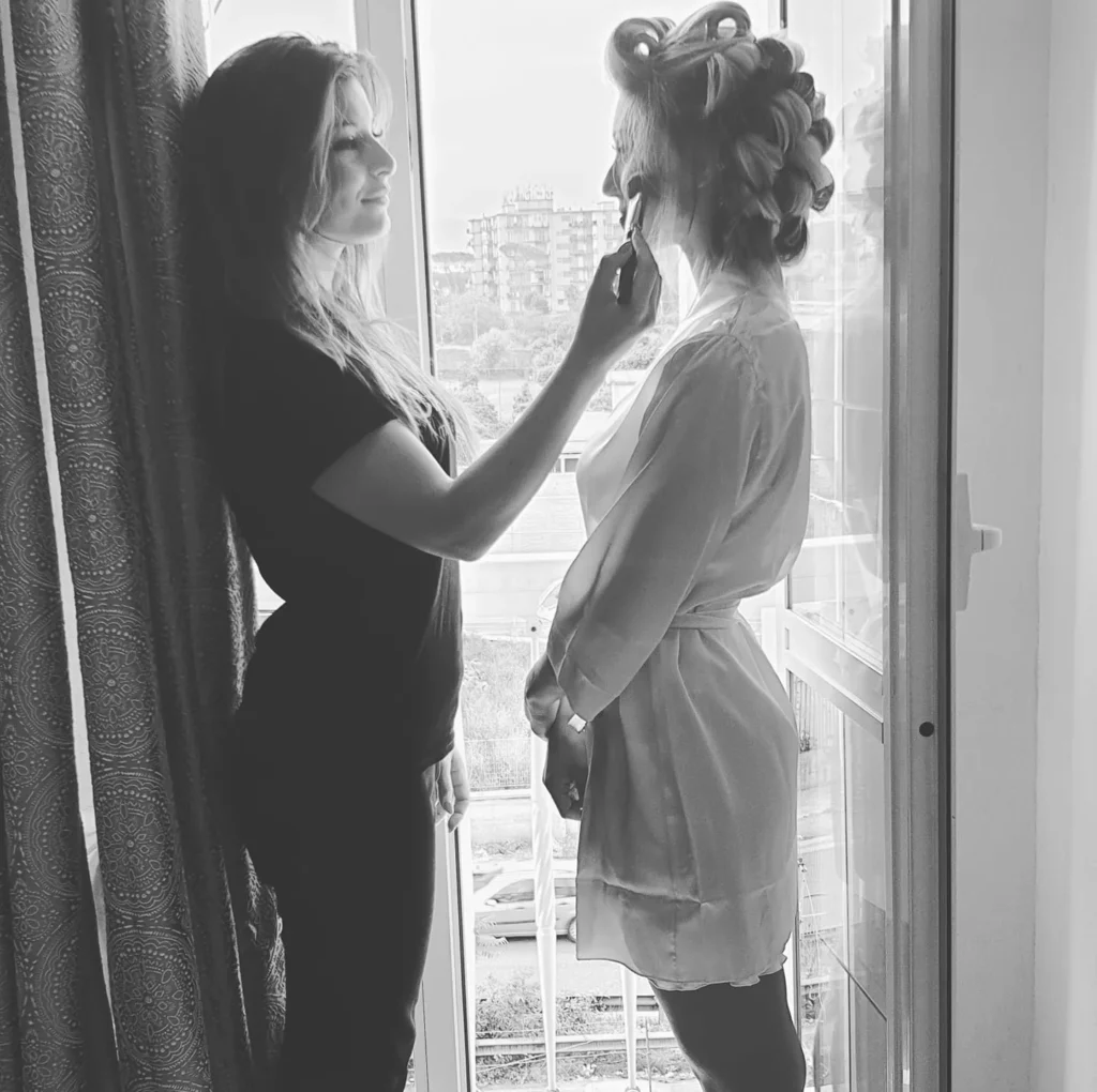 Preparazione del trucco vicino alla finestra in una fotografia in bianco e nero