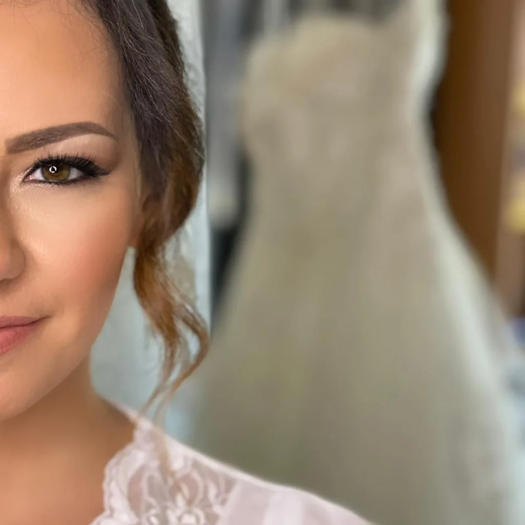 Primo piano del trucco occhi con eyeliner nero e incarnato luminoso