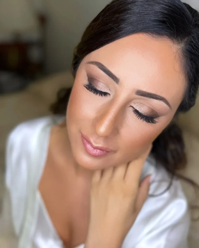 Primo piano trucco sposa a occhi chiusi con ombretto champagne e sfumatura marrone